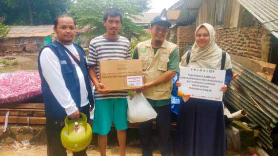 Pimpinan Daerah Muhammadiyah Kota Bandar Lampung Salurkan Bantuan Sembako dan Peralatan kepada Warga Terdampak Banjir